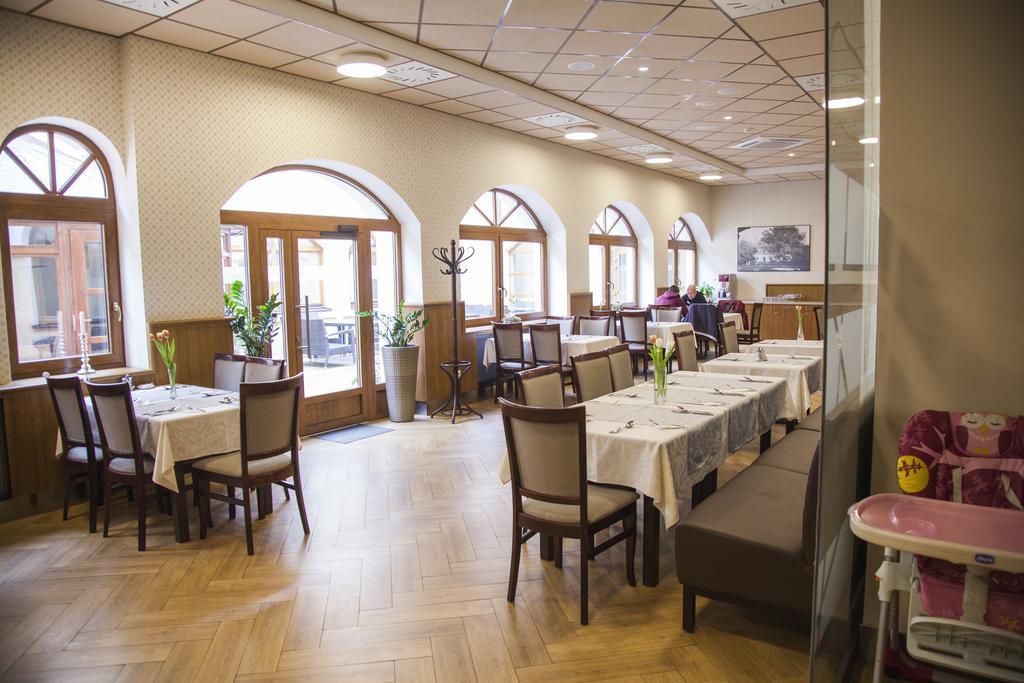 Hotel Eminent Zlate Moravce Ngoại thất bức ảnh