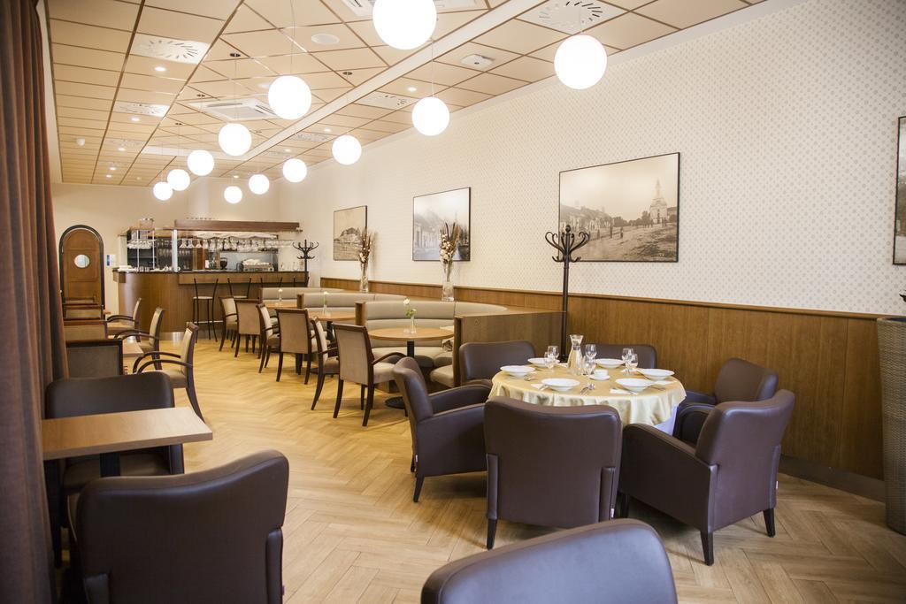 Hotel Eminent Zlate Moravce Ngoại thất bức ảnh