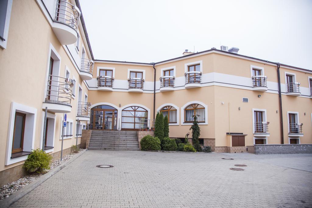 Hotel Eminent Zlate Moravce Ngoại thất bức ảnh