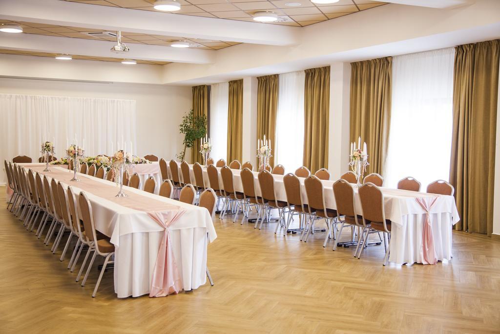 Hotel Eminent Zlate Moravce Ngoại thất bức ảnh