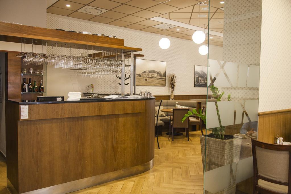 Hotel Eminent Zlate Moravce Ngoại thất bức ảnh