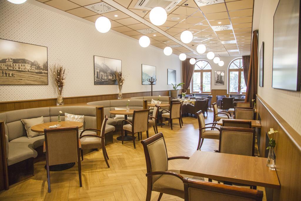 Hotel Eminent Zlate Moravce Ngoại thất bức ảnh